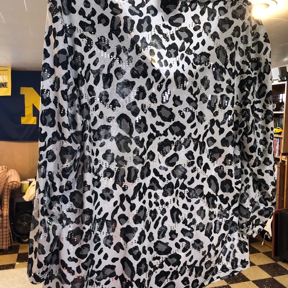 Leopard print blouse with 3/4 length sleeves! - Picture 2 of 3